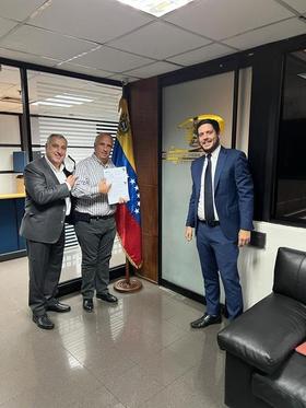 Foto del acto de formalización de la entrega del centro comercial en La Candelaria a Freddy Cohén, presidente de la Constructora Sambil, en Caracas, Venezuela