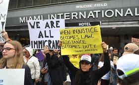 Protesta en aeropuerto de Miami por veda a entrada de refugiados