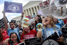  Manifestantes celebran la derogación del derecho al aborto