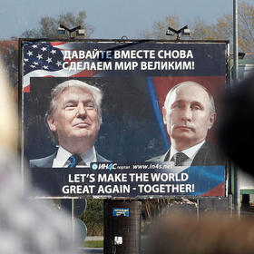 Un cartel muestra la imagen de Trump y Putin, en Danilovgrad, Montenegro