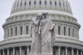 El Monumento a la Paz, también conocido como el Monumento Naval, retratado con el Capitolio al fondo, en Washington, este domingo