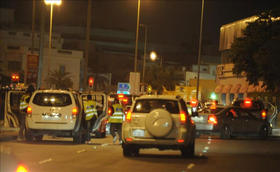 Policías irrumpen en una zona cerca de la plaza Lulu en Manama, Bahréin