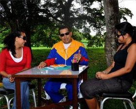 Fotografía del sábado 2 de julio de 2011 cedida por el sitio oficial Cubadebate del presidente venezolano, Hugo Chávez, junto a sus hijas Rosa Virginia (i) y María Gabriela (d) en La Habana (Cuba)