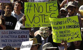 Manifestantes con pancartas marchan hacia el Congreso de Diputados, en Madrid, el 19 de junio de 2011