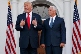 El presidente Donald Trump y el vicepresidente Mike Pence, el 10 de agosto de 2017