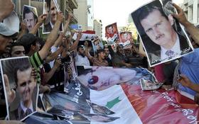 Sirios residentes en Líbano alzan pósters del presidente sirio Bashar al Asad y corean consignas en su apoyo durante una concentración en una calle de Beirut (Líbano), el pasado 23 de mayo