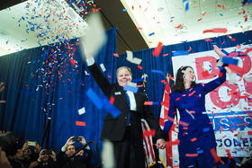Doug Jones celebra su victoria con familiares y simpatizantes