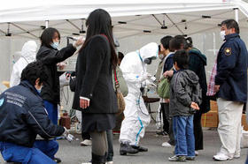 Japoneses son revisados para medir la contaminación radioactiva en un centro de evacuación de Fukushima, el 16 de marzo de 2011
