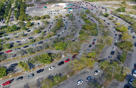 Automóviles en fila para que sus ocupantes reciban una prueba de infección del virus de la covid-19 en el Zoológico de Miami, en Miami, Florida