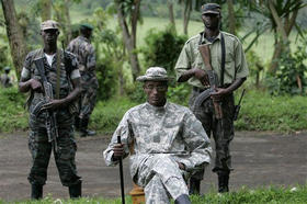 Laurent Nkunda (al centro), custodiado por dos de sus soldados. Tebero, norte de Goma, al este del Congo, 6 de noviembre de 2008. (AP)