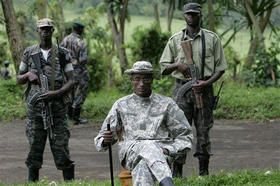 Laurent Nkunda (al centro), custodiado por dos de sus soldados. Tebero, norte de Goma, al este del Congo, 6 de noviembre de 2008. (AP) Laurent Nkunda (al centro), custodiado por dos de sus soldados. Tebero, norte de Goma, al este del Congo, 6 de noviembre de 2008. (AP)