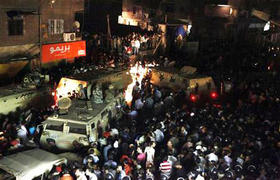 Ejército y miembros de seguridad nacional se despliegan en las calles donde se han producido los enfrentamientos entre cristianos y musulmanes en Imbaba, El Cairo, el 7 de mayo de 2011