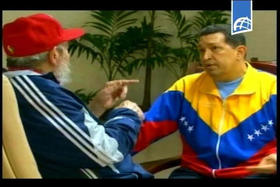 Fotografía tomada de la televisión en la que aparecen el presidente de Venezuela, Hugo Chávez (d), y el líder cubano Fidel Castro (i), durante un encuentro este martes 28 de junio de 2011, en La Habana