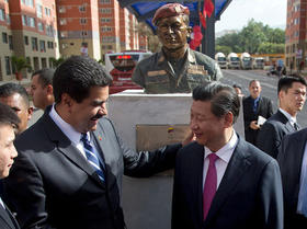 El presidente chino Xi Jinping conversa con el mandatario venezolano Nicolás Maduro durante una visita a Caracas en julio del 2014