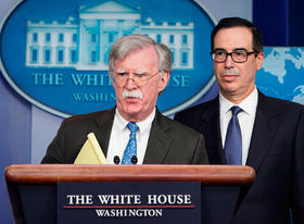 El asesor de Seguridad Nacional de EEUU, John Bolton (izquierda) y el secretario del Tesoro de EEUU, Steven Mnuchin