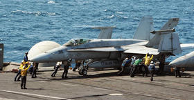 Un caza Hornet F/A-18C en la pista del portaaviones USS George HW Bush, en el Golfo Pérsico, en esta foto de archivo