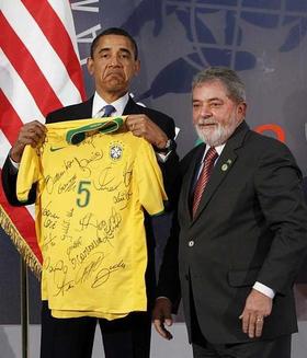Lula entrega a Obama una camiseta deportiva brasileña, en esta foto de archivo