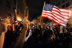 Una multitud se reúne para celebrar en la zona cero de Nueva York (EEUU) después de que el presidente de Estados Unidos, Barack Obama, anunciara la muerte del terrorista más buscado del mundo, Osama bin Laden