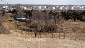 Tanques donde se almacena petróleo en Cushing, Oklahoma, en esta foto del 1 de febrero de 2012