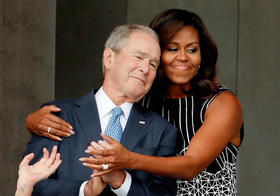 El abrazo de Michelle Obama al expresidente George W. Bush