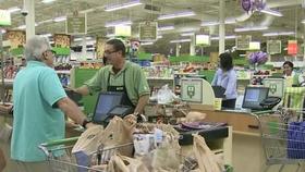 Compras en Florida, para prepararse ante la llegada del huracán Matthew