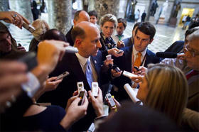 El republicano Louis Goehmert (c), representante a la Cámara por el Partido Republicano, habla con la prensa el jueves en el capitolio estadounidense en Washington (EEUU)