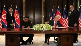 Kim Jong-un y Donald Trump firman un documento al finalizar la cumbre