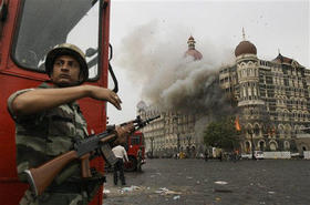 Soldado indio ante el Hotel Taj Mahal. Bombay, 29 de noviembre de 2008. (AP)
