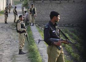 Soldados pakistaníes vigilan el recinto en el que murió Bin Laden en Abbottabad, en esta imagen del 5 de mayo de 2011.