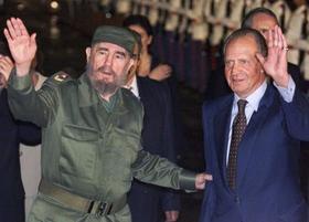 El rey Juan Carlos I de España y el entonces gobernante cubano Fidel Castro en esta foto de archivo