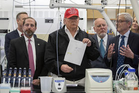 Donald Trump durante su visita al CDC en Atlanta