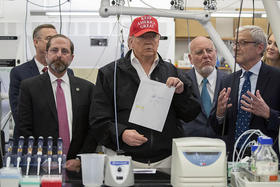 Donald Trump durante su visita al CDC en Atlanta. Donald Trump durante su visita al CDC en Atlanta