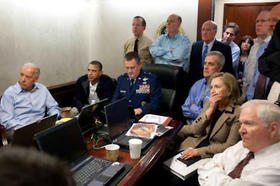El presidente Barack Obama sigue en vivo el operativo contra Osama Bin Laden junto con el vicepresidente Joe Biden (i), el secretario de Defensa Robert Gates (d) y la secretaria de Estado Hillary Clinton, entre otros miembros del gabinete