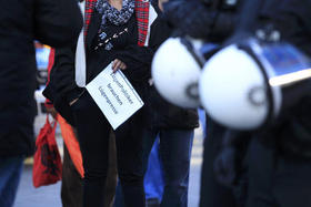 Una mujer enarbola un cartel que dice «Los políticos mentirosos necesitan una prensa mentirosa», durante una marcha de Pegida en Colonia, Alemania, el 9 de enero de 2016