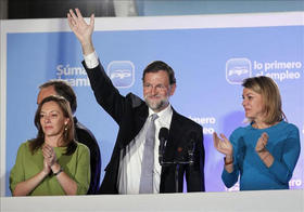 Mariano Rajoy saluda a sus simpatizantes