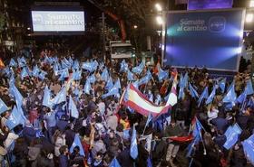 Simpatizantes del Partido Popular en las inmediaciones en la sede del partido, el domingo por la tarde en la madrileña calle Génova