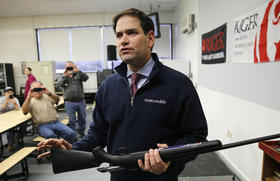 El senador Marco Rubio con un fusil