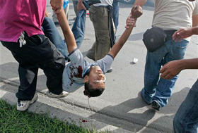 Enfrentamientos en Honduras entre seguidores de Zelaya y la fuerza pública, el domingo. (AP)
