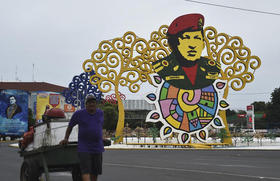 El gobierno de Nicaragua honró a Hugo Chávez tras su muerte construyendo un «árbol de la vida» con su imagen