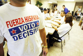 Voluntarios en la campaña por el voto latino