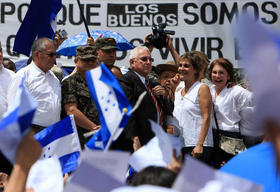 Roberto Michelleti, al frente del gobierno de Honduras, durante una manifestación a su favor. (AFP)