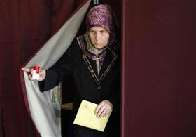 Una mujer lista para depositar su voto en un centro electoral en Estambul, el 12 de junio de 2011