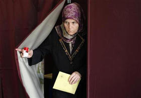 Una mujer lista para depositar su voto en un centro electoral en Estambul, el 12 de junio de 2011. Una mujer lista para depositar su voto en un centro electoral en Estambul, el 12 de junio de 2011