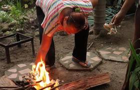 Cocinar con leña se ha vuelto cada vez más común en Venezuela