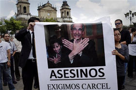 Cientos de personas salieron a la calle a protestar contra Álvaro Colom y exigir justicia. Ciudad de Guatemala, 12 de mayo de 2009. (AP)