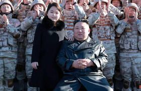 Kim Jong-un y su hija participaron en una sesión de fotos con científicos, ingenieros y funcionarios en la prueba del nuevo misil balístico intercontinental en Corea del Norte