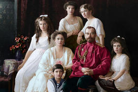 Imagen clásica del zar Nicolás II con su familia coloreada por la artista Olga Shirnina