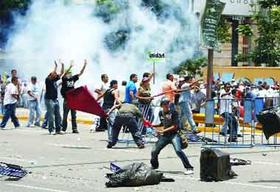 Opositores al Gobierno de Chávez durante la protesta en Caracas