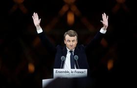 El presidente electo de Francia Emmanuel Macron celebra con sus votantes el triunfo frente a Le Pen, en la plaza del Louvre
