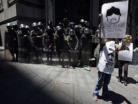 Una mujer sostiente un cartel contra Evo Morales en La Paz